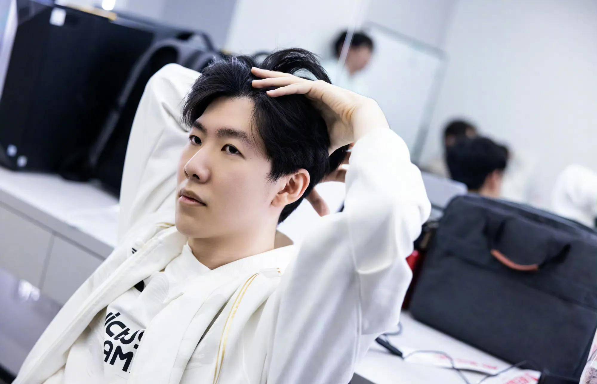 更加谨慎 更加谨慎